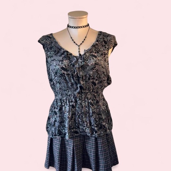 Tops - Cute vintage Y2K black, grey & blush floral blouse